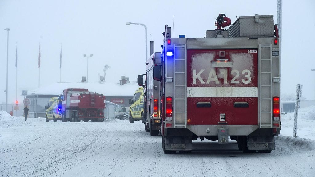 Paikalla on useita hälytysajoneuvoja tilannetta hoitamassa.