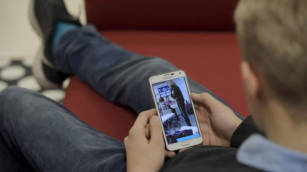 Youtubeen ladatulla videolla lahtelaisen koulun opettajan ja oppilaiden välinen sanailu yltyy huutamiseksi. Kuvituskuvassa poika katsoo kyseistä videota.