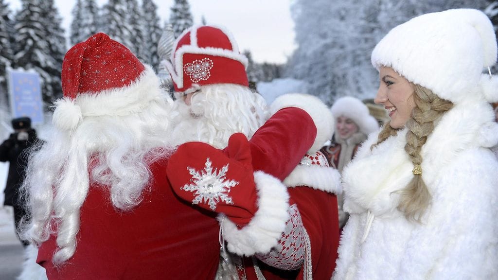 Joulupukin ja Pakkasukon kohtaaminen on jokavuotinen perinne. Kuvassa Joulupukki, Pakkasukko sekä Lumityttö tapaavat Nuijamaan raja-asemalla joulukuussa 2012.