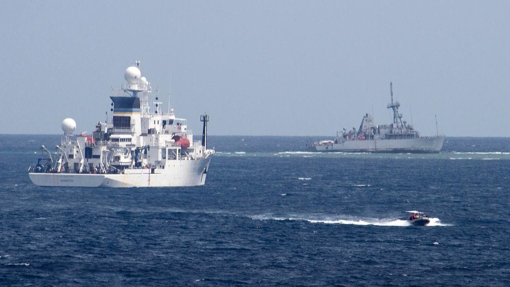 Kuvituskuvassa Yhdysvaltain merivoimien kuva tutkimusaluksesta (vasemmalla) Tyynellä valtamerellä. Takana oikealla merivoimien USS Guardian.