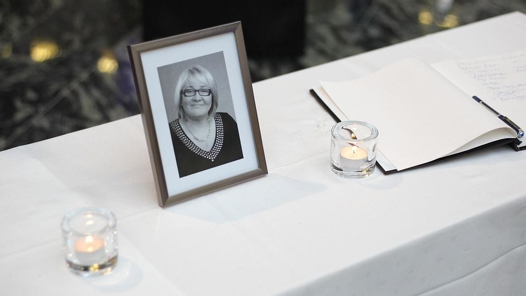 Tiina Wilen-Jäppisen muistokirja ja valokuva Imatran kaupungintalolla Imatralla 5. joulukuuta 2016.