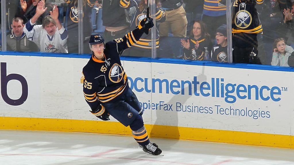 Rasmus Ristolainen tuulettaa voittomaaliaan.