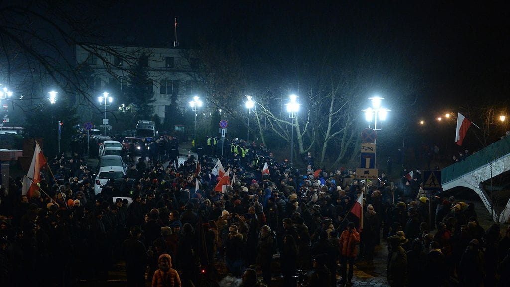 Tuhannet mielenosoittajat kerääntyivät Puolassa parlamenttitalon ympärille.