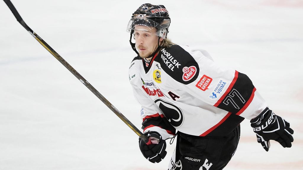 Niko Peltola Ässien paidassa.