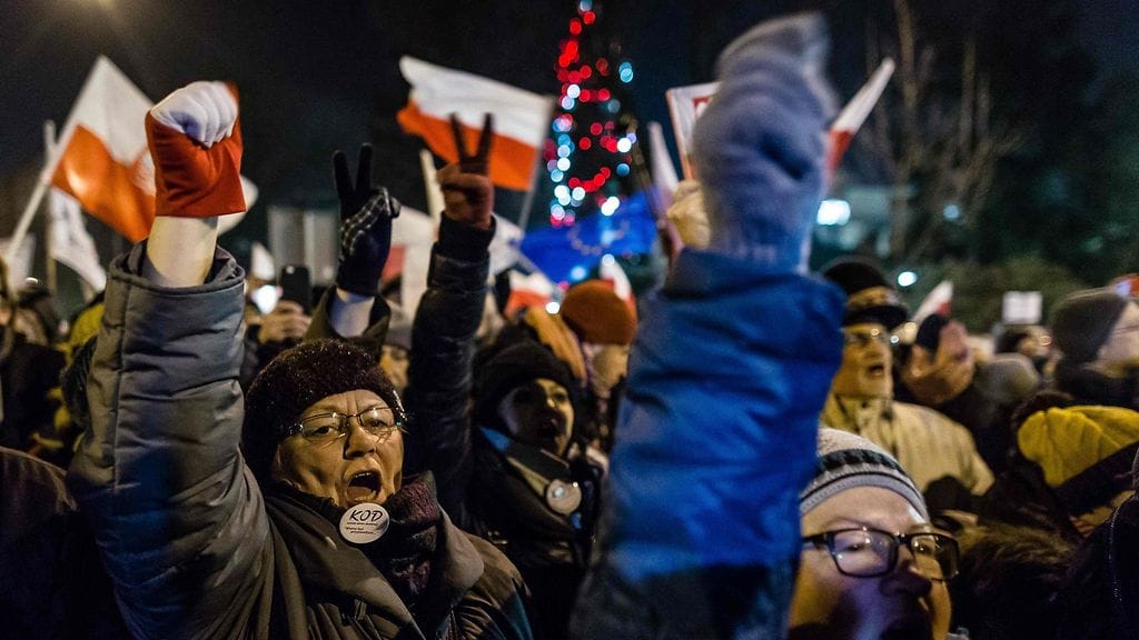 Puolan parlamenttitalon edustalle oli kerääntynyt maan hallitusta vastustavia mielenosoittajia 16. joulukuuta 2016.
