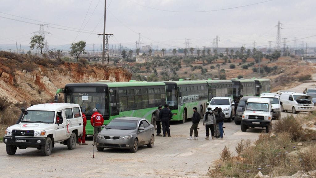 Evakuontilinja-autoja matkalla Syyriassa.