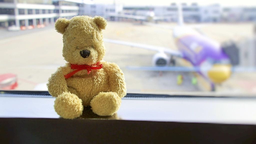 Lentokentällä hylätty nalle oli osa miehen romanttista yllätystä.