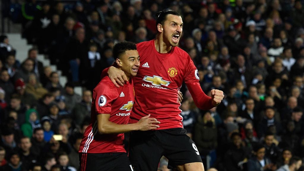 Zlatan Ibrahimovic tuulettamassa maaliaan West Bromwichia vastaan käydyssä ottelussa.