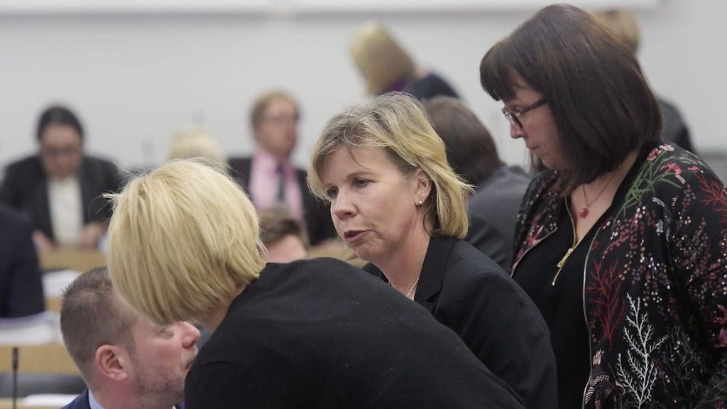 RKP:n kansanedustajat Stefan Wallin, Eva Biaudet, Anna-Maja Henriksson ja Mikaela Nylander eduskunnan täysistunnossa tänään.