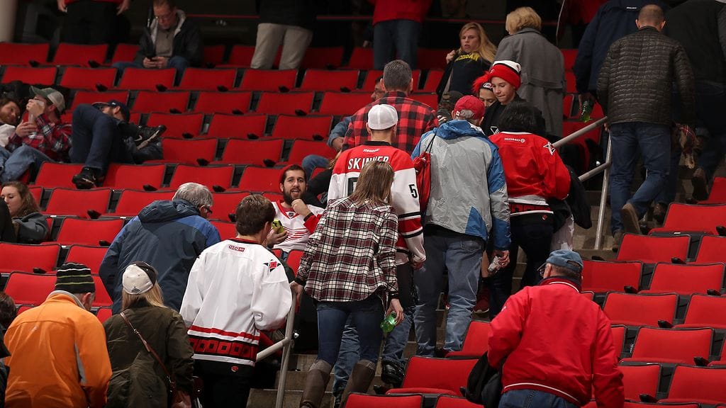 Fanit poistuivat PNC Arenalta pettyneinä tuntien odotuksen jälkeen.