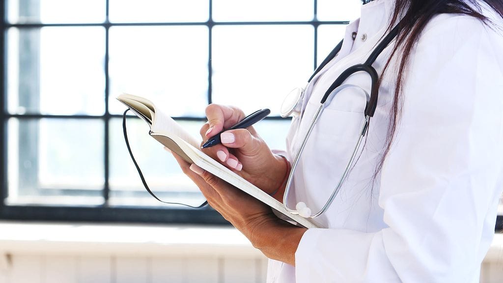 Tutkimusten perusteella naislääkärit saattavat kommunikoida mieslääkäreitä paremmin.