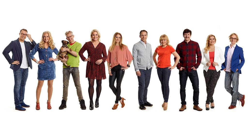 Huomenta Suomen uusi aamutiimi: Juhani Henriksson, Joanna Kuvaja, Pekka Pouta ja Sini-koira, Mervi Kallio, Nina Rahkola, Jesse Kamras, Tanja Huutonen, Ivan Puopolo, Kirsi Alm-Siira sekä Mika Tommola.