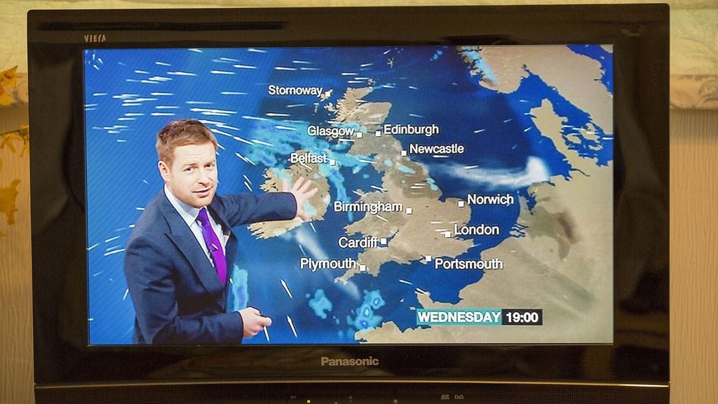 Radiolähetyksen keskeyttänyt Tomasz Schafernaker on toiminut säämiehenä myös televisiossa.