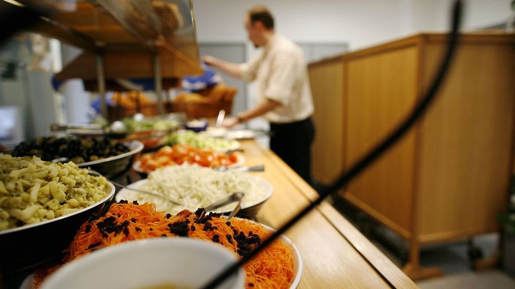 Kuvituskuva: Ruokaa lounasruokalassa.