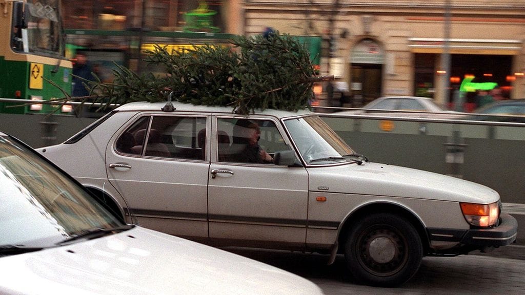 Kuusi Saabin katolla Helsingin keskustassa joulukuussa vuonna 1998.