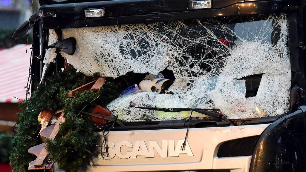 Berliiniläiselle joulutorille ajaneen rekan ohjaamon rikkinäinen tuulilasi kuvattuna päivä iskun jälkeen 20.12.2016.