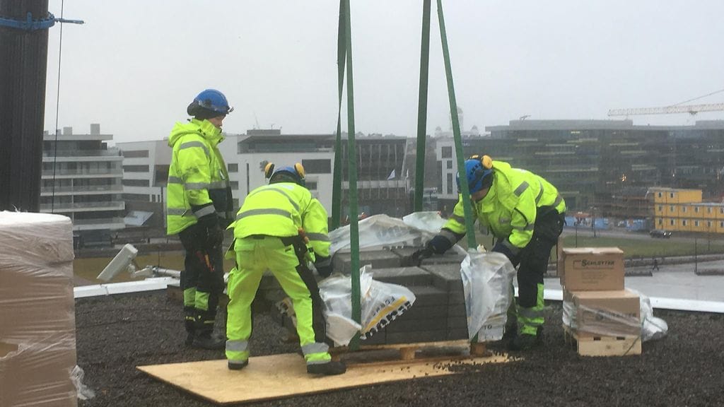 Finlandia-talo, aurinkopaneelit, nosturi, työmiehet