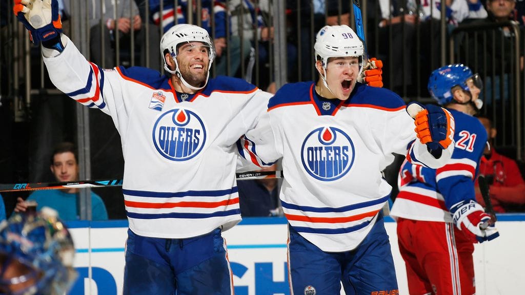 Patrick Maroon ja Jesse Puljujärvi tuulettivat maalia yhdessä New Yorkissa viime marraskuussa.