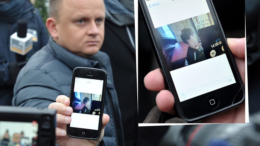 Berliinissä kaapatun rekan kuski haudattiin tänään Puolassa. Kuljetusyrityksen omistaja Ariel Zurawski näyttää puhelimestaan kuvaa kuljettajasta.