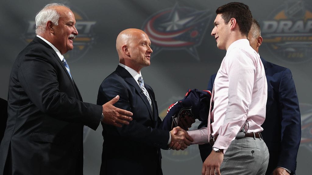 Jarmo Kekäläinen (kesk.) tervehti Pierre-Luc Dubois'ta varaustilaisuudessa.