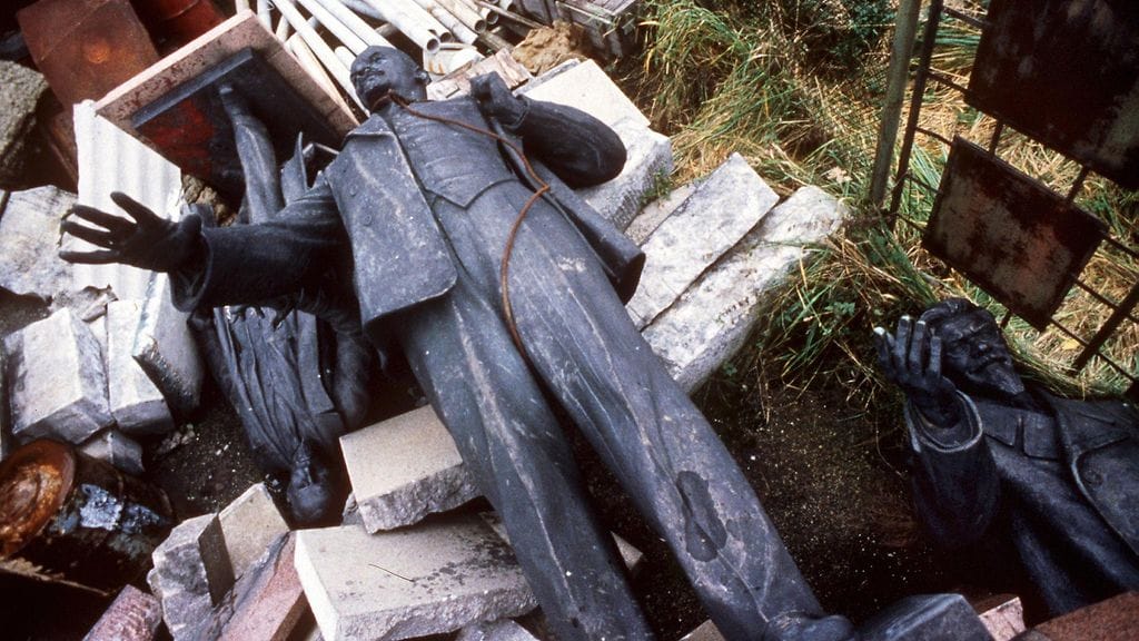Tuhottu Leninin patsas makaa maassa roskien seassa, 28. marraskuuta 1991 Tallinnassa.
