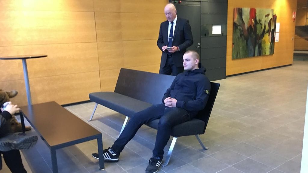 Eppu Torniainen ei halunnut vastata tiedotusvälineille oikeustalolla, mutta kertoi tapahtumista oikeussalissa. Takana Torniaisen avustaja Hannu Tuomainen.