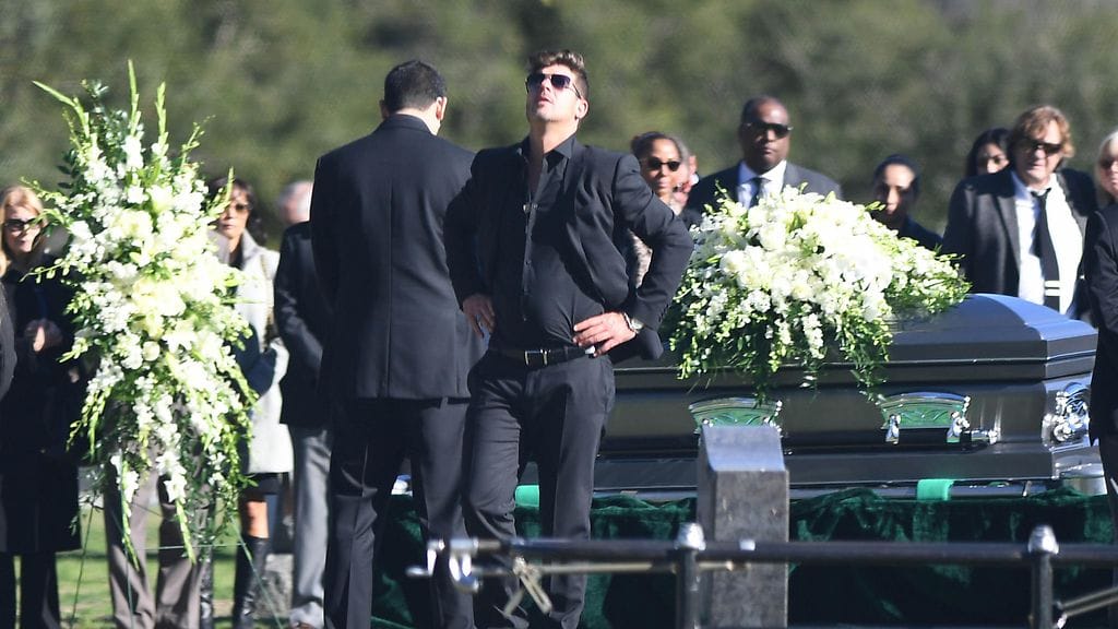 Robin murtui itkuun haudalla.