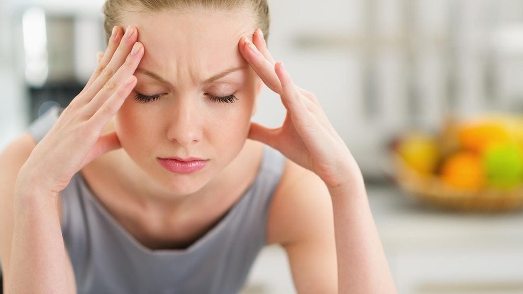 Jatkuva päänsärky on yleinen oire stressistä.