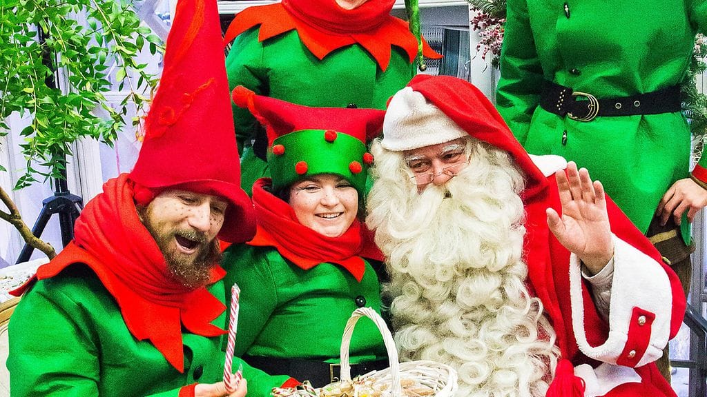 Tonttuja ja joulupukki. Kuvaaja Konstantin Safronov