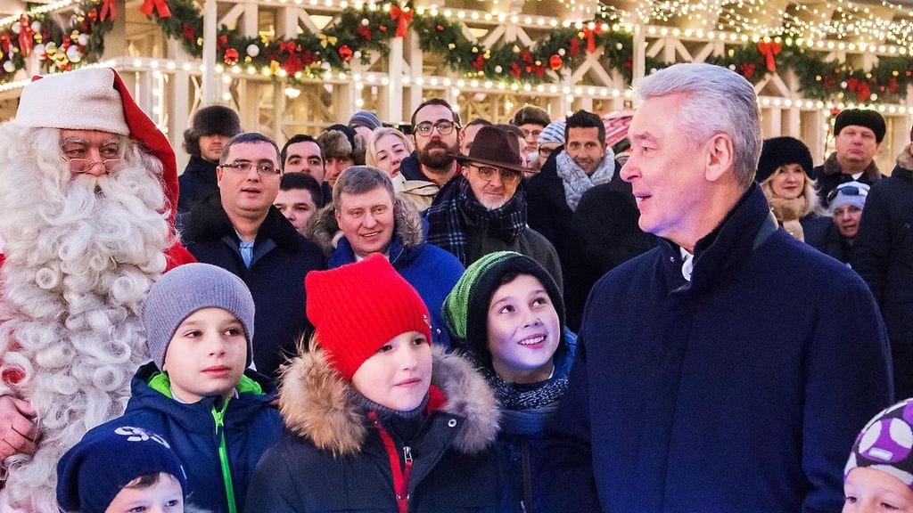 Moskovan pormestari ja joulupukki. Kuvaaja Konstantin Safronov