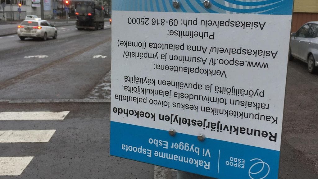 Espoon Tapiolassa Pohjantiellä oleva kyltti on selkeästi tarkoitettu notkeille lukijoille. Kyltti on nimittäin kiinni pylväässä ylösalaisin.