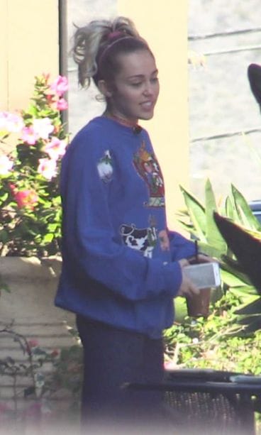 Miley Cyruksen taidonnäyte jouluneuleissa.