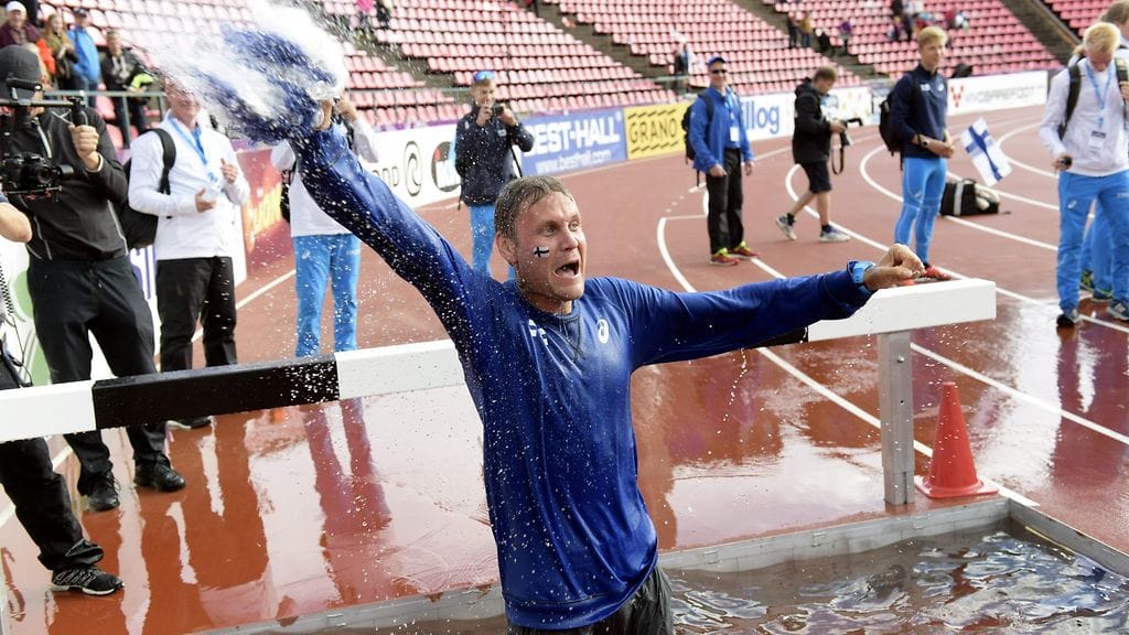 Kävelijä Jarkko Kinnunen kastautui vesiesteessä Suomi-Ruotsi-ottelun jälkeen viime syyskuussa Tampereella.