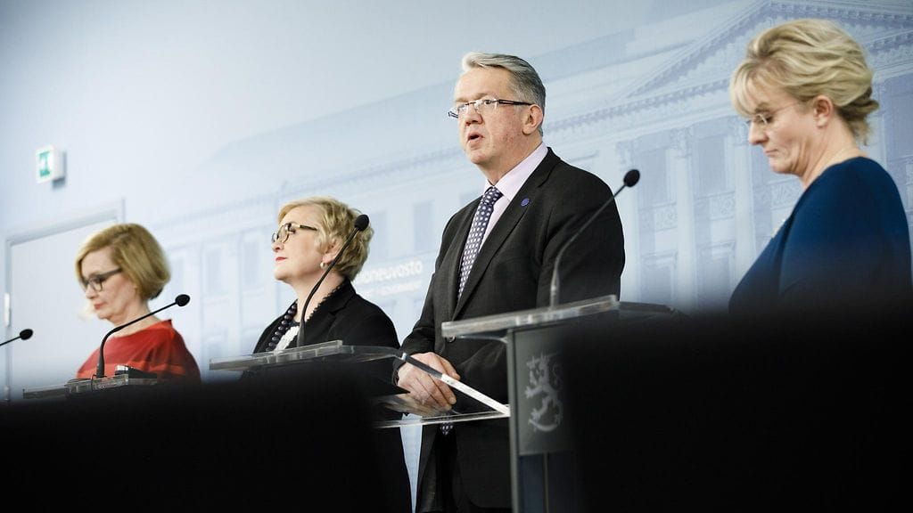 Sisäministeri Paula Risikko, kunta- ja uudistusministeri Anu Vehviläinen, perhe- ja peruspalveluministeri Juha Rehula ja sosiaali- ja terveysministeri Pirkko Mattila hallituksen tiedotustilaisuudessa Helsingissä 21. joulukuuta 2016.