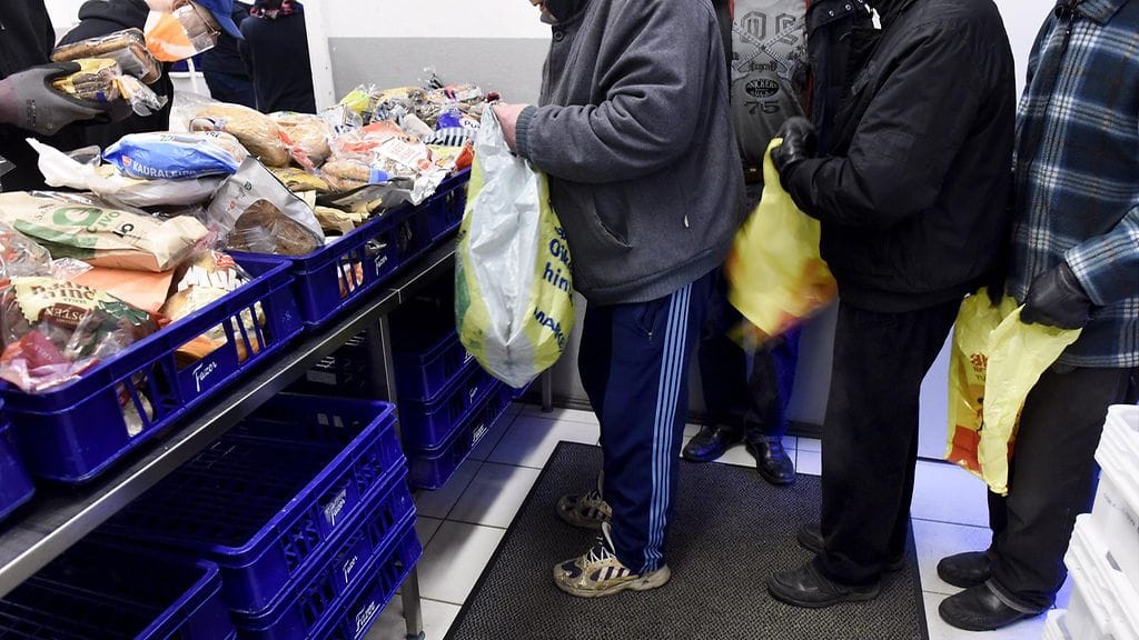 Sosiaali- ja terveysministeriö on arvioinut tänä ja viime vuona tehtyjen leikkausten lisäävän köyhien ihmisten määrää noin 100 000:lla. Kuvituskuva.