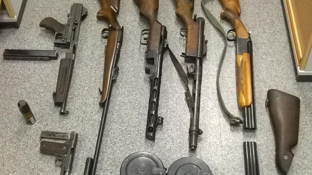 Kuvassa osa poliisin takavarikoimista aseista.