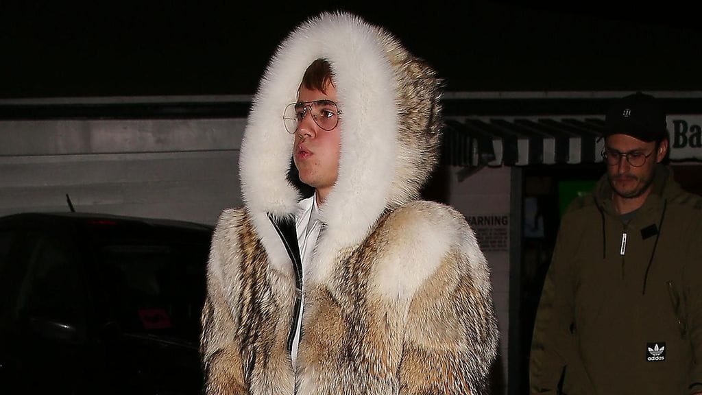 Bieber esitteli suurikokoista turkistakkiaan Los Angelesissa alkuviikosta.