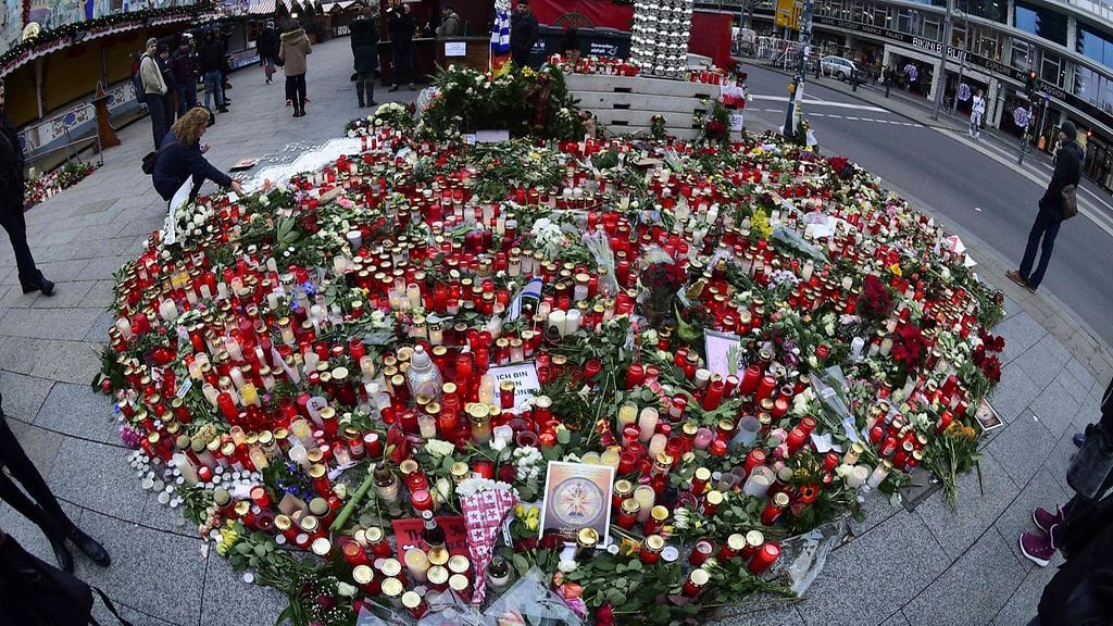 Ihmiset muistivat Berliinin rekkaiskun uhreja joulukuussa.