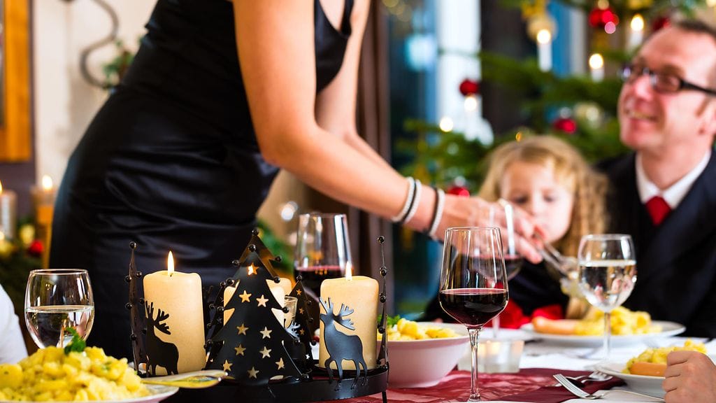 Mumsnet-sivuston keskustelijat pohtivat, onko tökeröä pyytää rahaa jouluateriasta. Kuvituskuva.