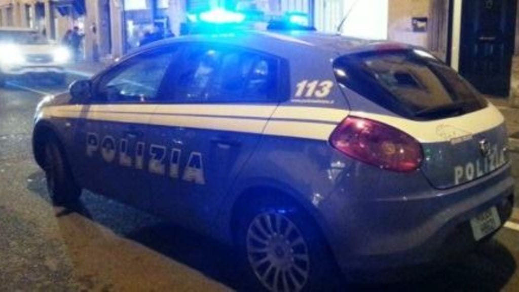 29-vuotias nainen oli ylittämässä katua yksin, kun hän jäi auton alle. Kuvituskuva.