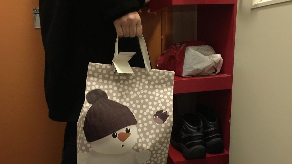 Jenna ja hänen miehensä olivat yksi 25:stä ruokakunnasta, ketkä saivat joulun herkkukorin sekä lahjoitettuja lahjoja.