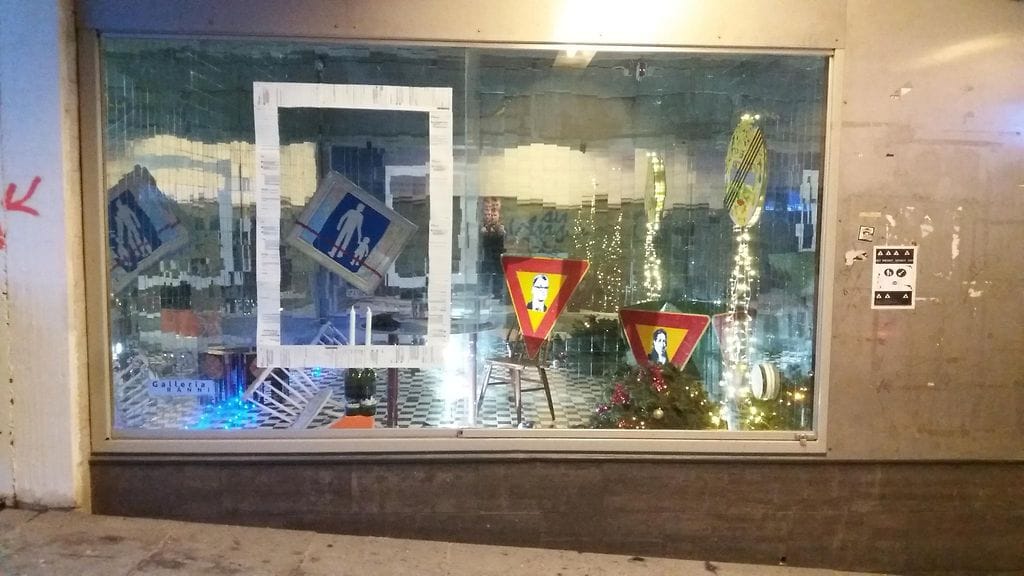 Poliisin kuva taideinstallaatiosta. Teoksesta poistettu pyödällä ollut käsiaseen näköinen esine.