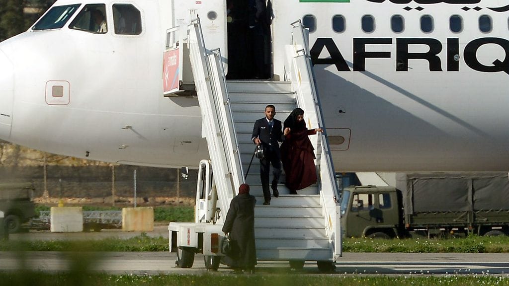 Matkustajia saatettiin ulos kaapatusta koneesta tänään.