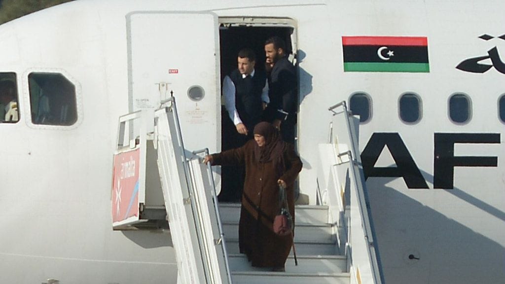 Naiset ja lapset päästettiin ensimmäisenä ulos koneesta eilen.