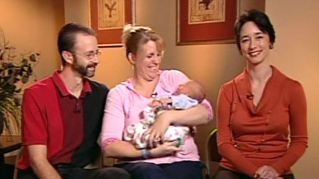 Tracey Hermanstorfer (kesk.) syleili vastasyntynyttä poikaansa joulukuussa 2009. Vasemmalla aviomies Mike.