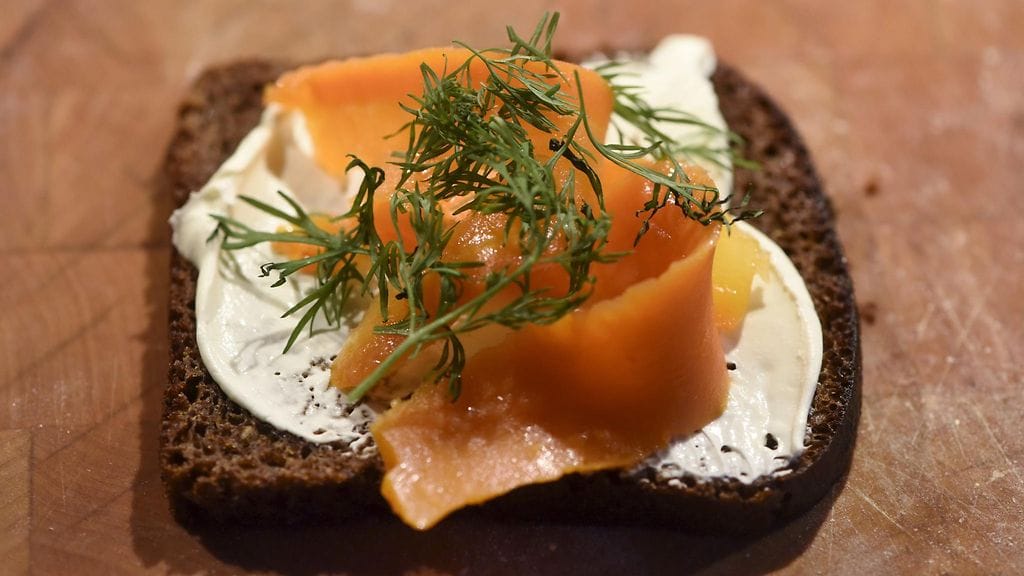 Porkkala eli porkkanasta valmistettu kylmäsavuporkkana tillin, tuorejuuston ja saaristolaisleivän kanssa kuvattuna.