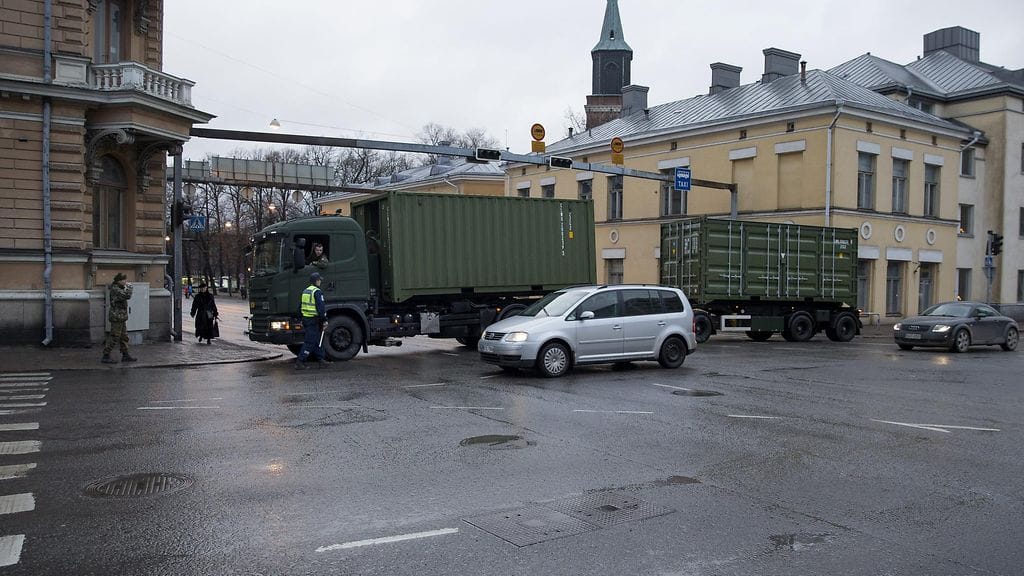 Poliisilla erittäin tiukat turvatoimet Turussa Joulurauhan julistamisen yhteydessä 24. joulukuuta 2016. Viranomaiset katkaisivat puolustusvoimien ajoneuvoilla liikenteen.