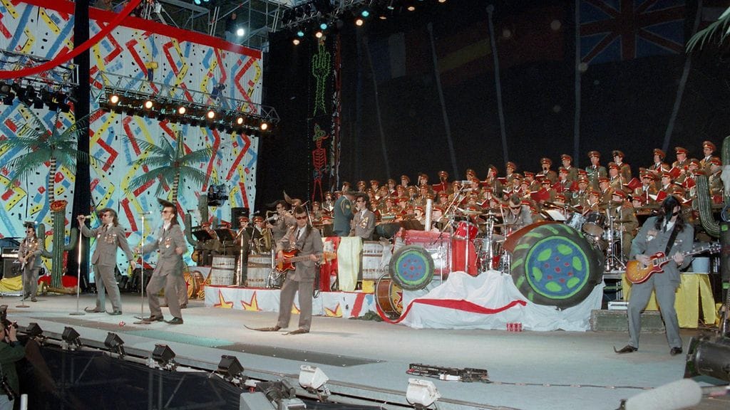 Leningrad Cowboys -yhtyeen ja Alexandrovin puna-armeijan kuoron yhteiskonsertti "Total Balalaika Show" Senaatintorilla.