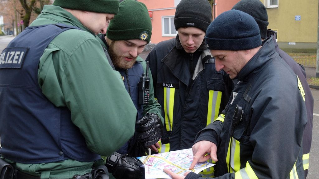 Augsburgin viranomaiset evakuoivat pommin löytöpaikan läheltä ihmisiä 25.12.2016.