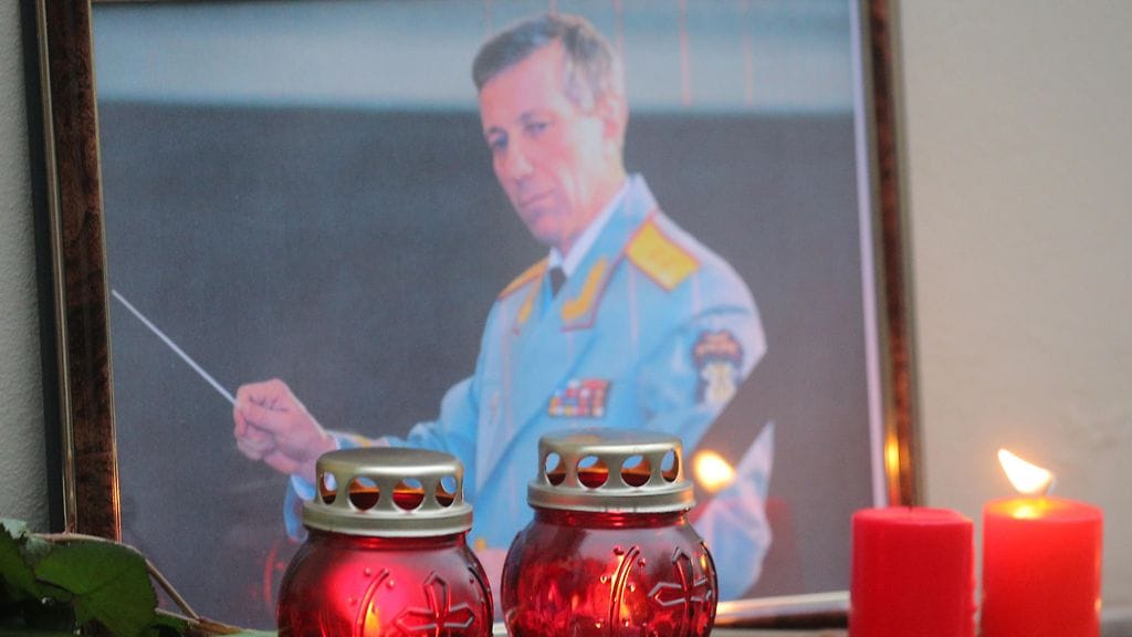 Valokuva Aleksandrovin kuoron taiteellisesta johtajasta Valeri Khalilovista oli esillä Moskovassa onnettomuuden muistopaikalla 25.12.2016.